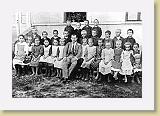 0003 * Učiteľ Klement Blaho so žiakmi z júna 1923 * 787 x 523 * (104KB)