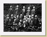 0007 * Učiteľ - A.Šavol so žiakmi po príchode na Dubové 1923 * 1024 x 774 * (410KB)