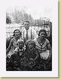 0047 * Učitel Andrej Šavol s manželkou Vilmou Šavlovou /na ľavo od neho/ * 1024 x 1429 * (194KB)