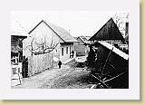 0114 * Pohľad na dvor Jozefa Lettricha /Babašteje/ rok 1960 * 1024 x 679 * (305KB)